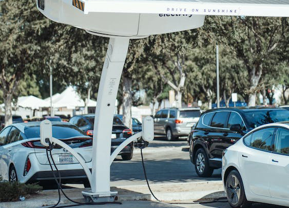 As vantagens da energia solar para carros elétricos: Limpo, verde e econômico