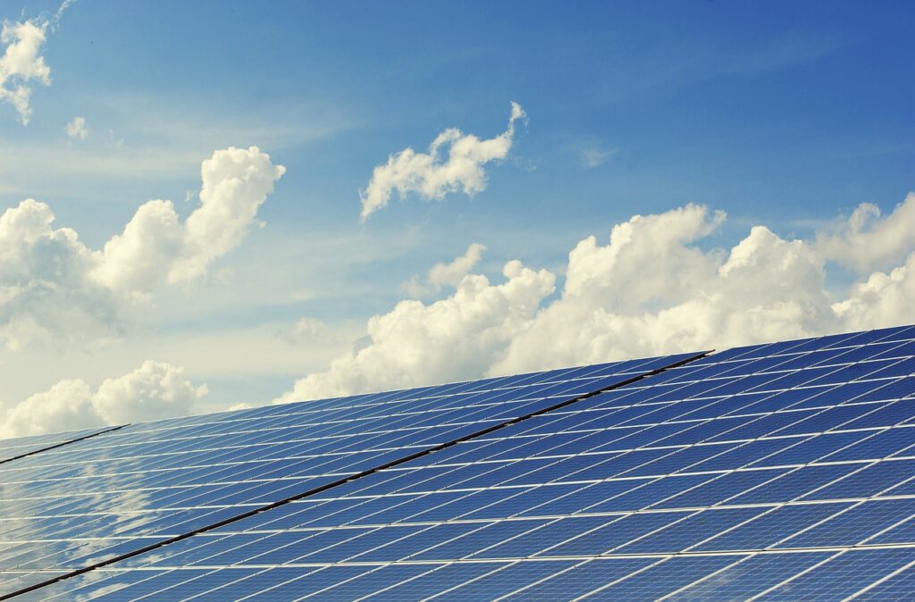 As fazendas solares estão mudando o cenário energético, oferecendo uma fonte limpa, sustentável e sustentável de eletricidade.