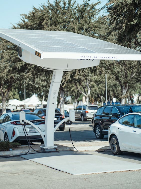 As vantagens da energia solar para carros elétricos